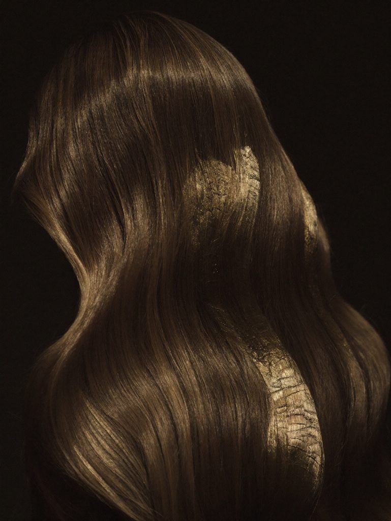 Sunlit blonde highlights woven through soft waves